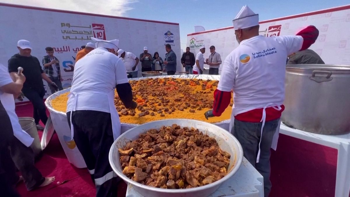 V Libyi se konal festival kuskusu. Na obří pokrm využili maso z pěti velbloudů